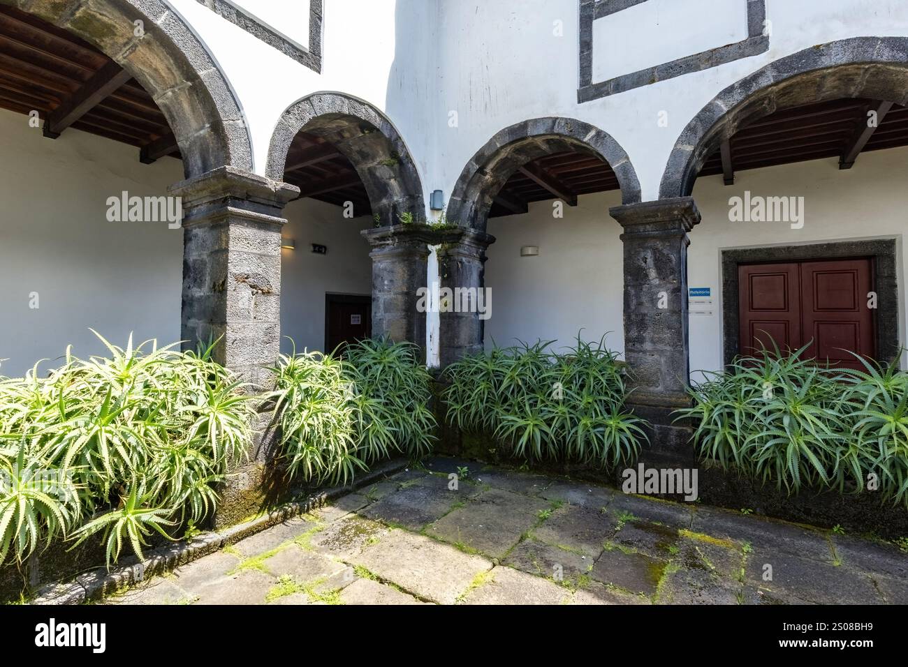 Innenhof der Jugendherberge Pousada do Pico im alten Klostergebäude auf der Insel Pico Azoren, Portugal Stockfoto