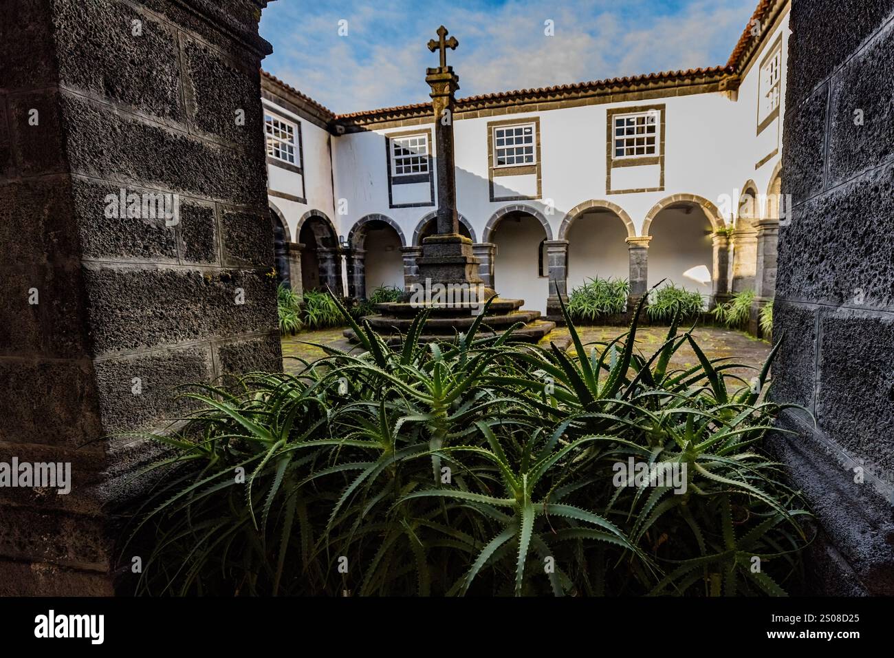 Innenhof der Jugendherberge Pousada do Pico im alten Klostergebäude auf der Insel Pico Azoren, Portugal Stockfoto