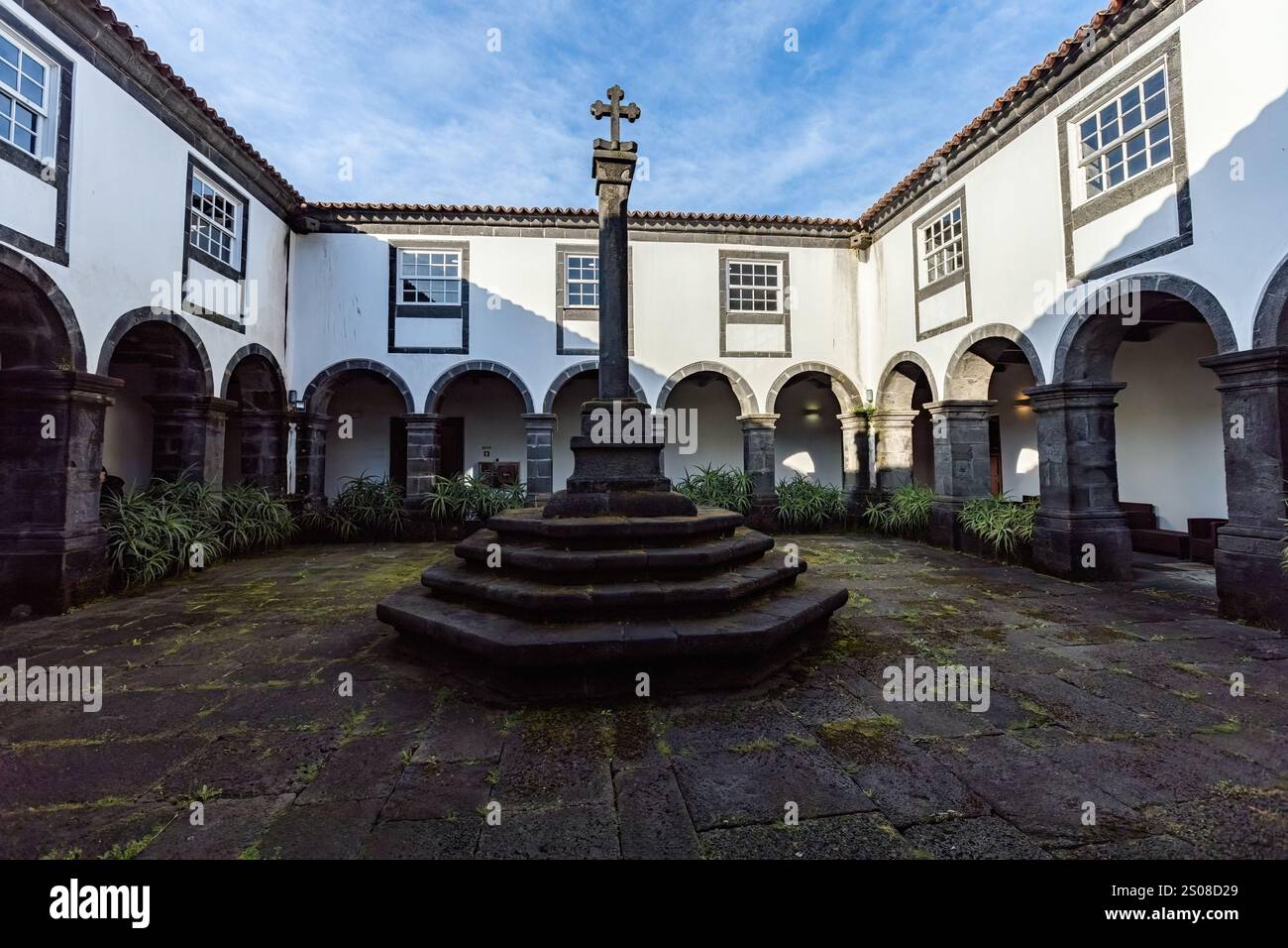 Innenhof der Jugendherberge Pousada do Pico im alten Klostergebäude auf der Insel Pico Azoren, Portugal Stockfoto