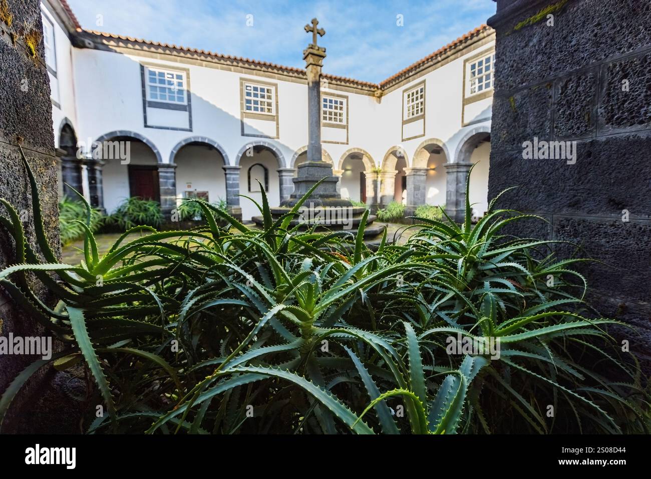 Innenhof der Jugendherberge Pousada do Pico im alten Klostergebäude auf der Insel Pico Azoren, Portugal Stockfoto