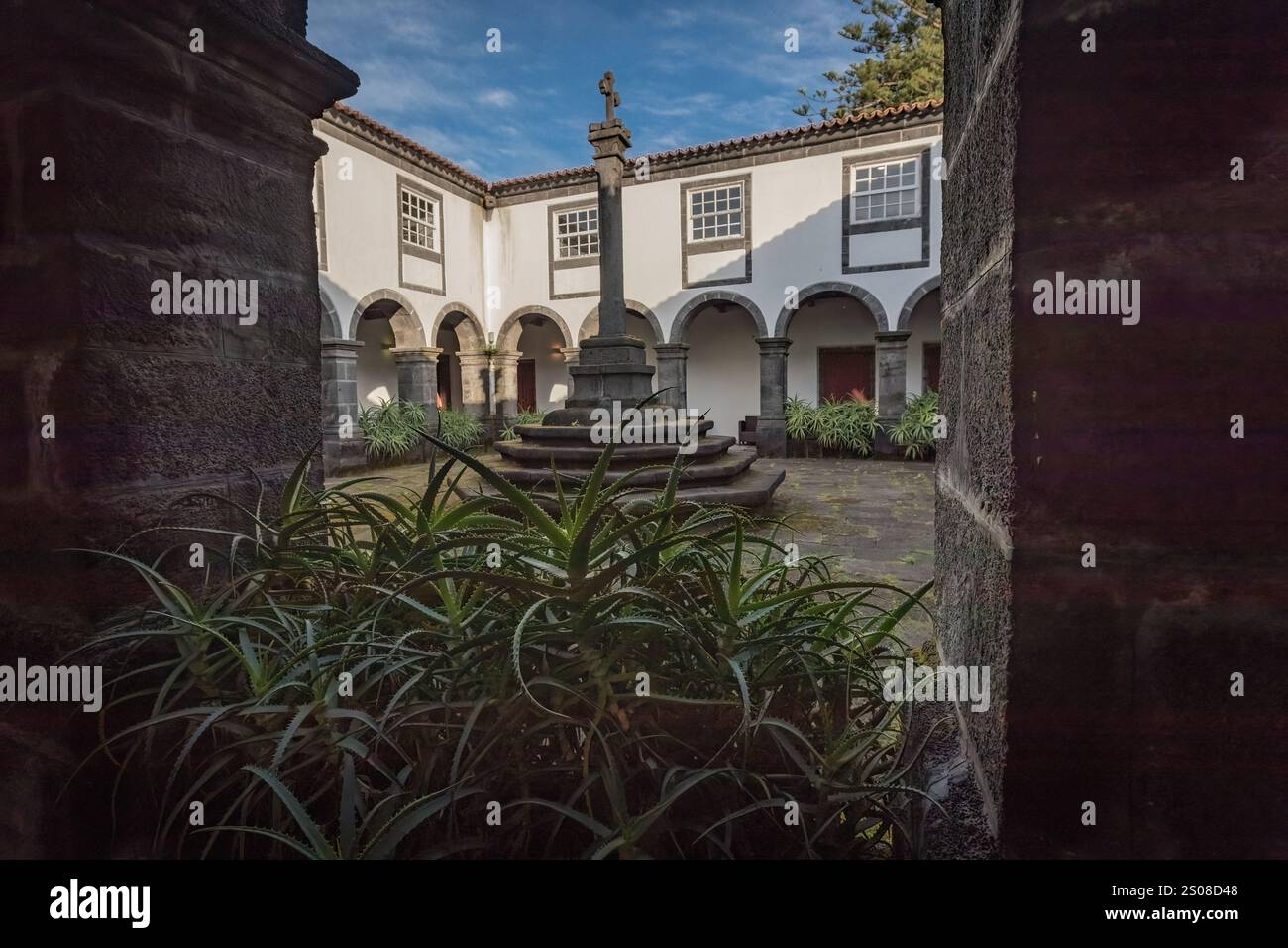 Innenhof der Jugendherberge Pousada do Pico im alten Klostergebäude auf der Insel Pico Azoren, Portugal Stockfoto