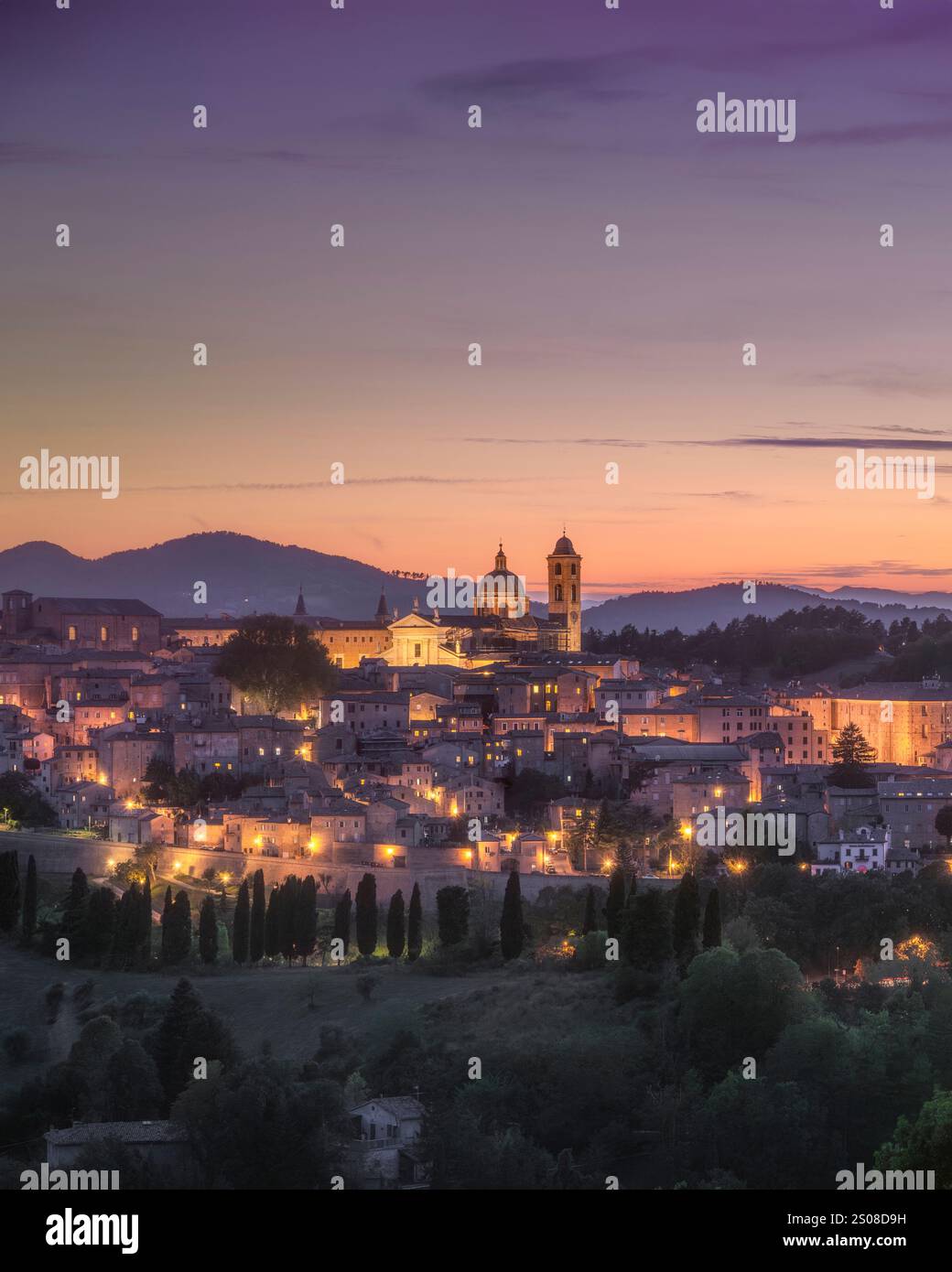 Die Skyline von Urbino nach Sonnenuntergang. UNESCO-Weltkulturerbe. Region Marken, Italien, Europa. Stockfoto