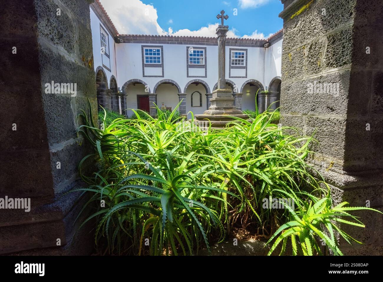 Innenhof der Jugendherberge Pousada do Pico im alten Klostergebäude auf der Insel Pico Azoren, Portugal Stockfoto
