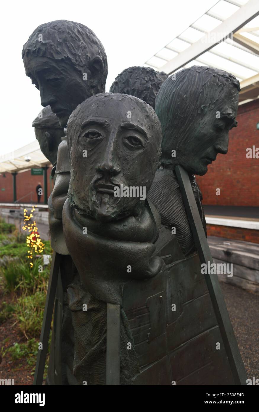 Fünfköpfige Skulptur in Decken Stockfoto