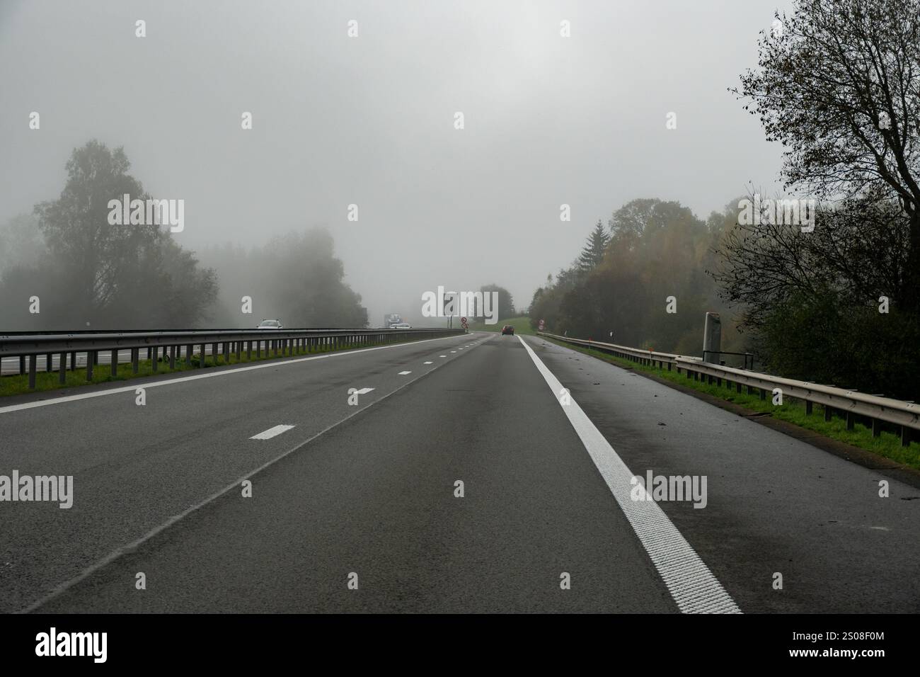 Auto fahren auf der Straße in Belgien, Nebel in den Ardennen, Naturpark, Wallonien Stockfoto