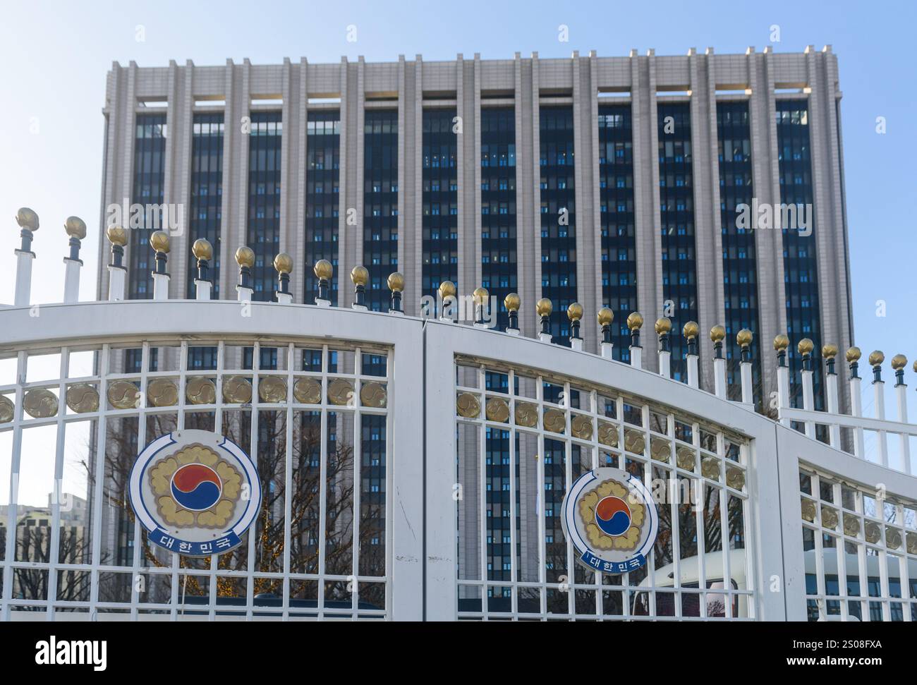 Seoul, Südkorea. Dezember 2024. Blick auf den Regierungskomplex in Seoul. Der amtierende südkoreanische Präsident Han Duck-soo sagte am 26. Dezember, er werde keine Richter vor dem Verfassungsgericht ernennen, bis sich die rivalisierenden Parteien vor einem Amtsenthebungsbeschluss gegen Präsident Yoon Suk Yeol darüber einig sind, ob er dazu befugt ist. Han machte diese Bemerkung in einer Ansprache an die Nation unter dem zunehmenden Druck der wichtigsten oppositionellen Demokratischen Partei (DP), Richter zu ernennen, die drei freie Stellen am Gericht besetzen oder mit einer Amtsenthebung konfrontiert werden. Quelle: SOPA Images Limited/Alamy Live News Stockfoto