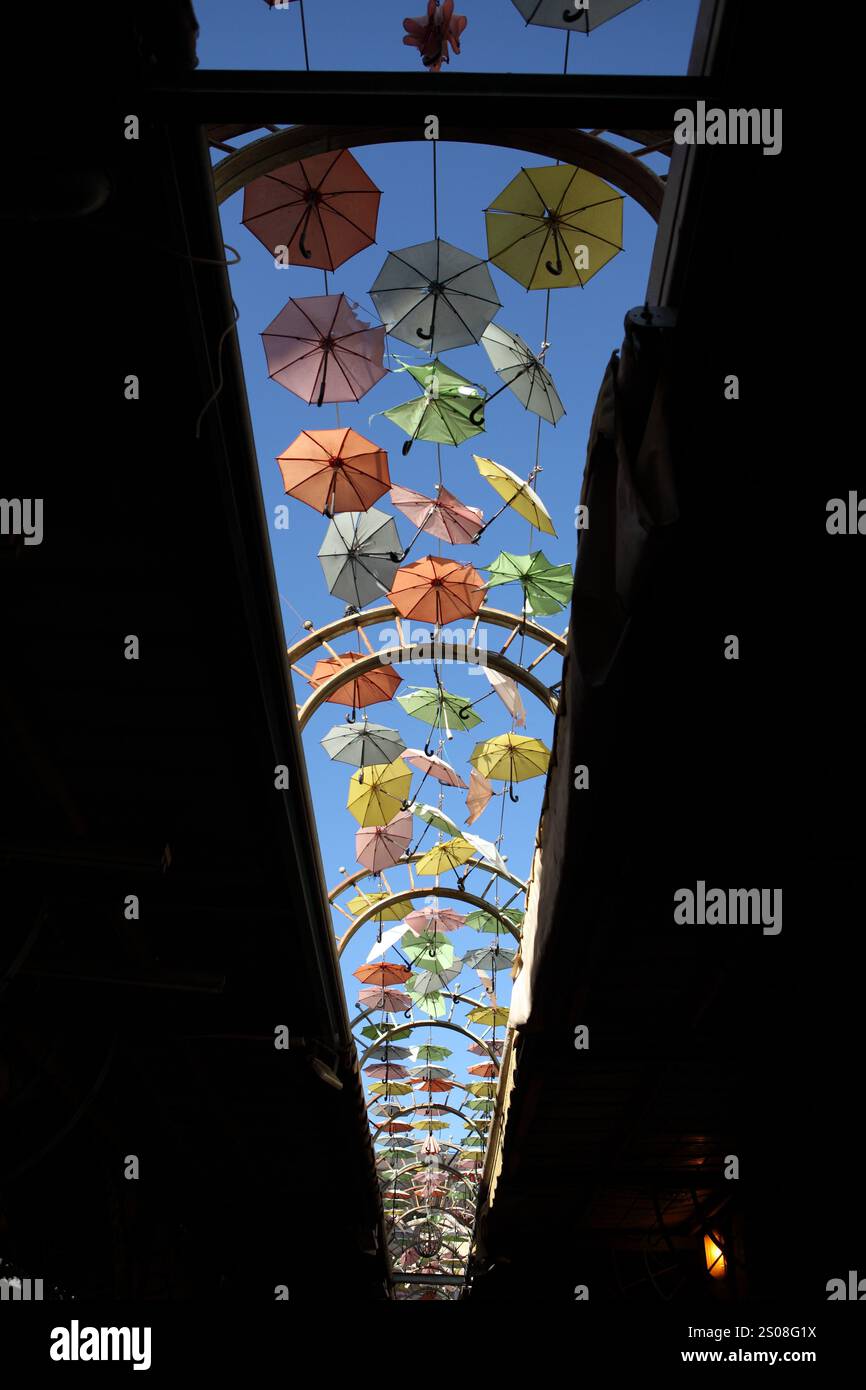 Bunte Sonnenschirme über der Christlichen Viertel Straße und es gibt viele Touristenläden in der Altstadt von Jerusalem Stockfoto