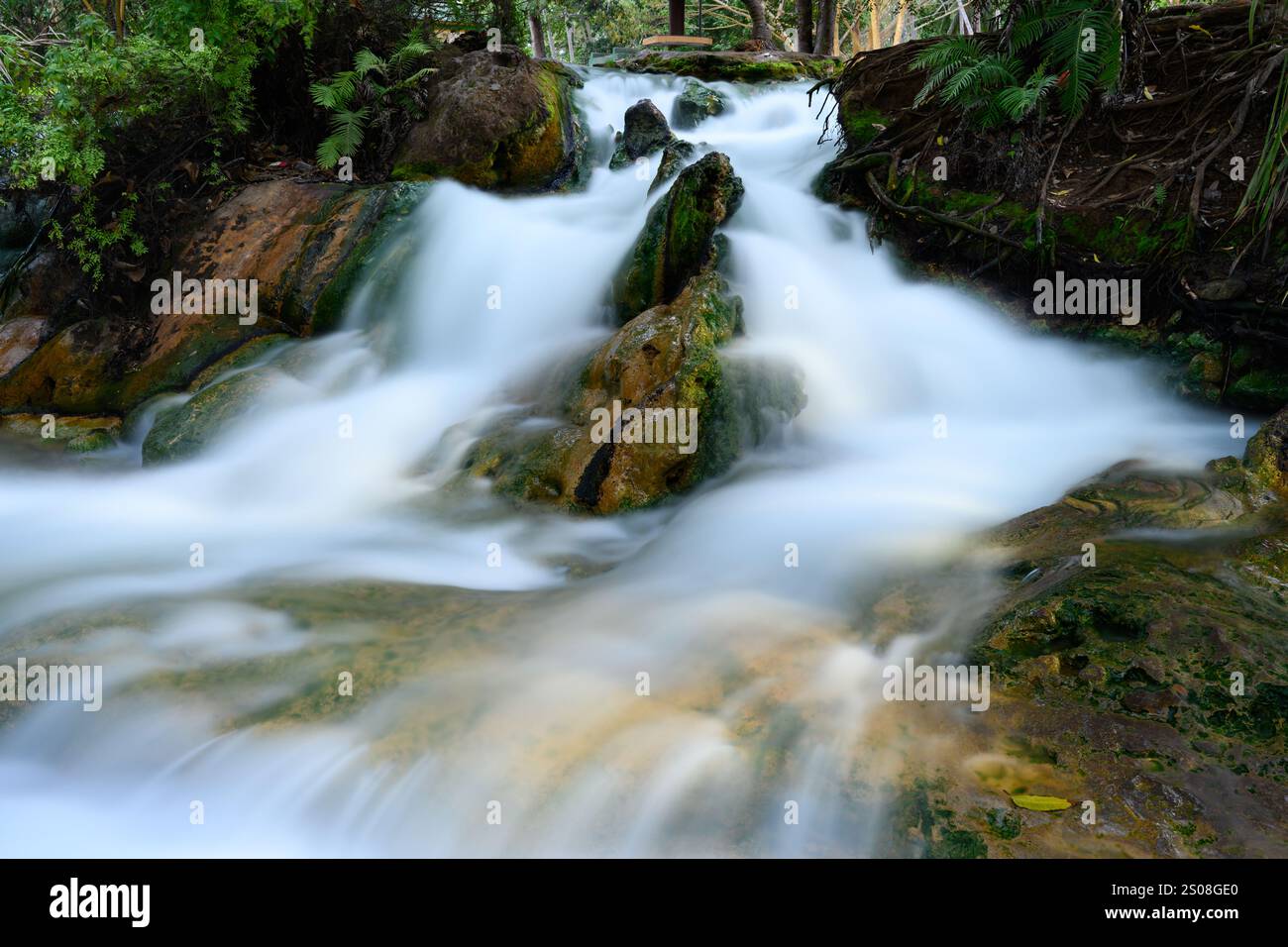 SOA Hot Spring Wasserfall in Mangeruda, Flores, Indonesien mit Thermalwasser, das über Felsen fließt Stockfoto