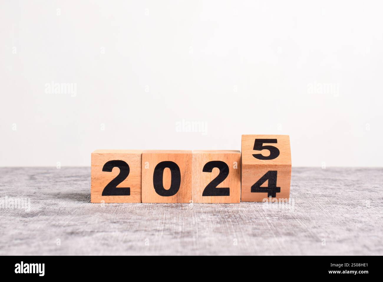 2025 Happy New Year. Holzwürfelblock Wechsel von 2024 auf 2025. Konzept 2025 Hintergrund zum Neujahr. Geschäft, Lösungen, Ziele, Inspiration, Erfolg, Stockfoto