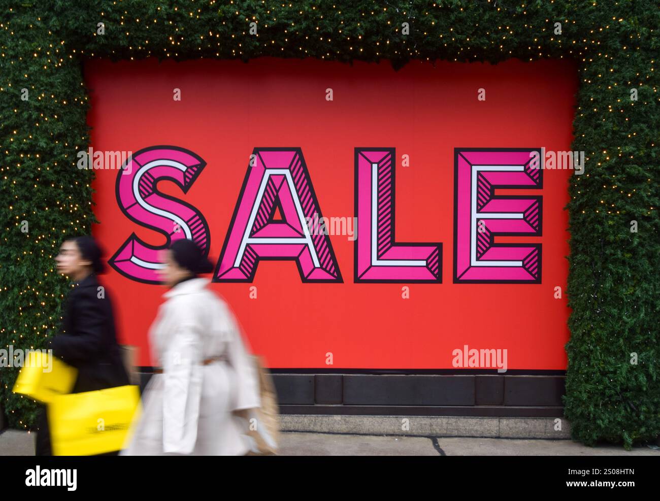 London, Großbritannien. Dezember 2024. Die Leute gehen an einem Verkaufsschild in Selfridges in der Oxford Street vorbei, während der Verkauf am zweiten Weihnachtsfeiertag beginnt. Quelle: Vuk Valcic/Alamy Live News Stockfoto