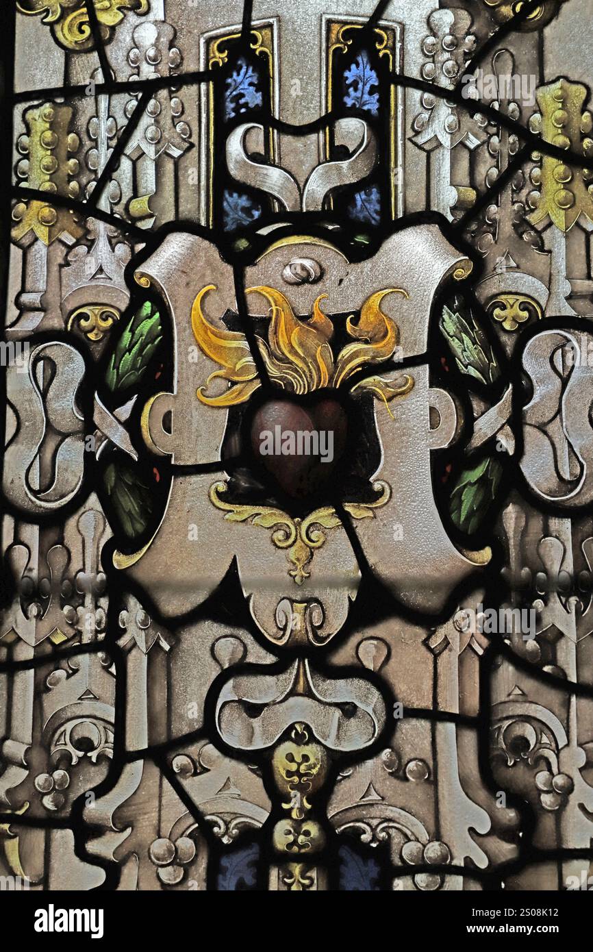Glasmalerei von Percy Bacon & Brothers, die ein Flammenherz darstellt, symbolisch für das Heilige Herz Jesu. St. Andrew's Church, Denton, Lincolnshire Stockfoto