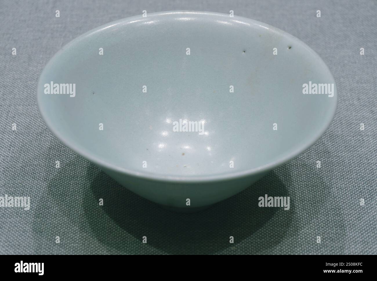 HANGZHOU, CHINA - 26. DEZEMBER 2024 - Ein Rukiln-Azurblau-glasierter Hut aus der Nördlichen Song-Dynastie wird während einer Vorschau auf einer Auktion in Hangzhou, Ostchina, ausgestellt Stockfoto