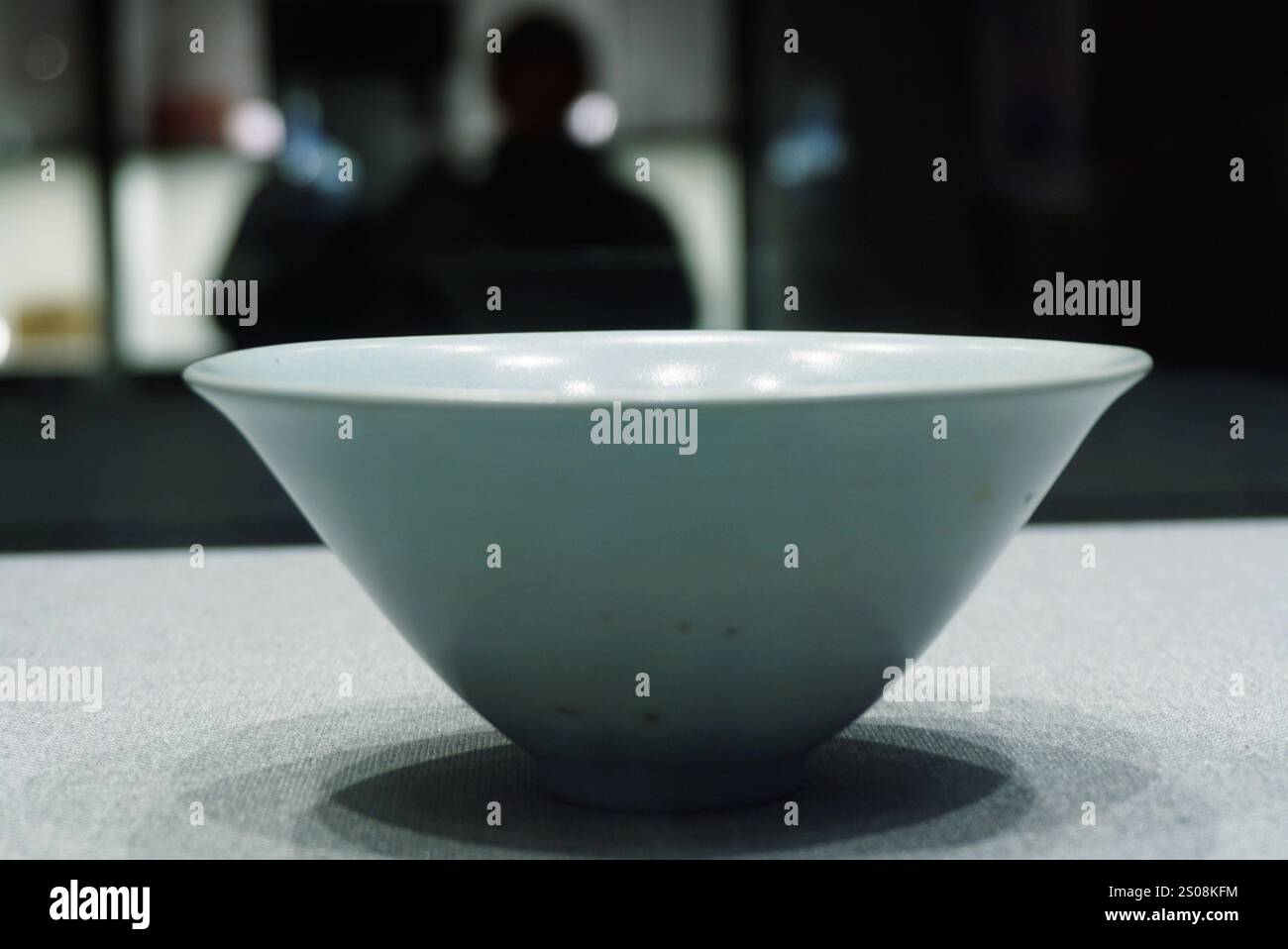 HANGZHOU, CHINA - 26. DEZEMBER 2024 - Ein Rukiln-Azurblau-glasierter Hut aus der Nördlichen Song-Dynastie wird während einer Vorschau auf einer Auktion in Hangzhou, Ostchina, ausgestellt Stockfoto