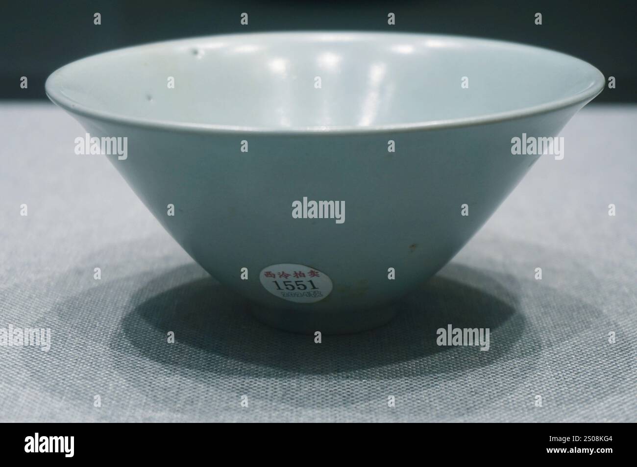 HANGZHOU, CHINA - 26. DEZEMBER 2024 - Ein Rukiln-Azurblau-glasierter Hut aus der Nördlichen Song-Dynastie wird während einer Vorschau auf einer Auktion in Hangzhou, Ostchina, ausgestellt Stockfoto