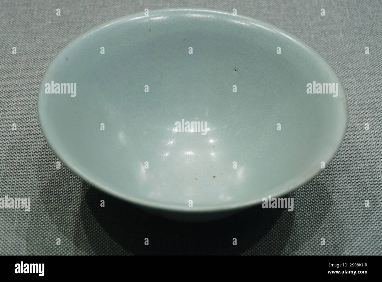 HANGZHOU, CHINA - 26. DEZEMBER 2024 - Ein Rukiln-Azurblau-glasierter Hut aus der Nördlichen Song-Dynastie wird während einer Vorschau auf einer Auktion in Hangzhou, Ostchina, ausgestellt Stockfoto