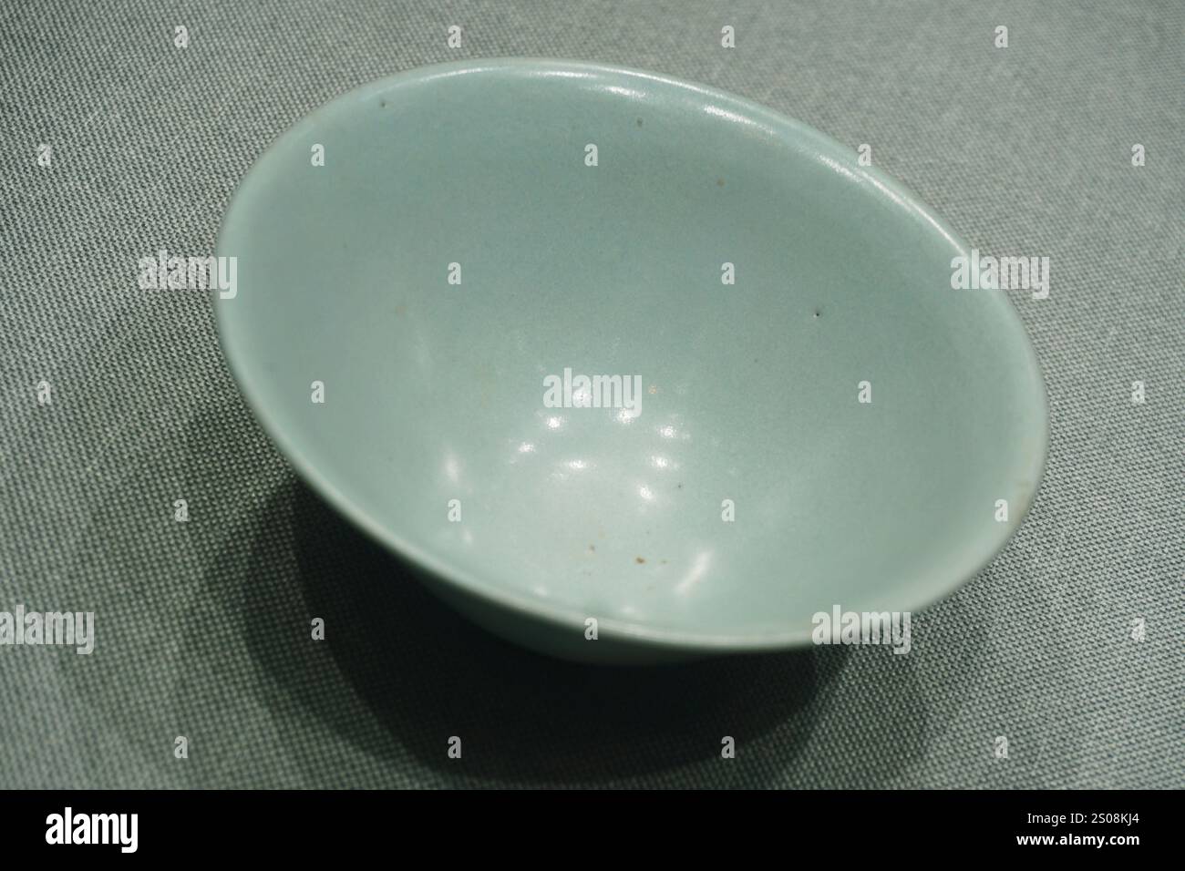 HANGZHOU, CHINA - 26. DEZEMBER 2024 - Ein Rukiln-Azurblau-glasierter Hut aus der Nördlichen Song-Dynastie wird während einer Vorschau auf einer Auktion in Hangzhou, Ostchina, ausgestellt Stockfoto