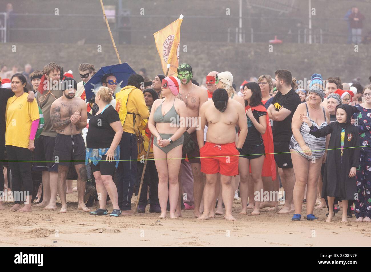 Tenby, Pembrokeshire, West Wales, Großbritannien. 26. Dezember 2024. Starker Nebel heute Morgen, als Hunderte zum jährlichen Weihnachtsfeiertag in Tenby schwimmen. Anrede: Andrew Bartlett/Alamy Live News Stockfoto