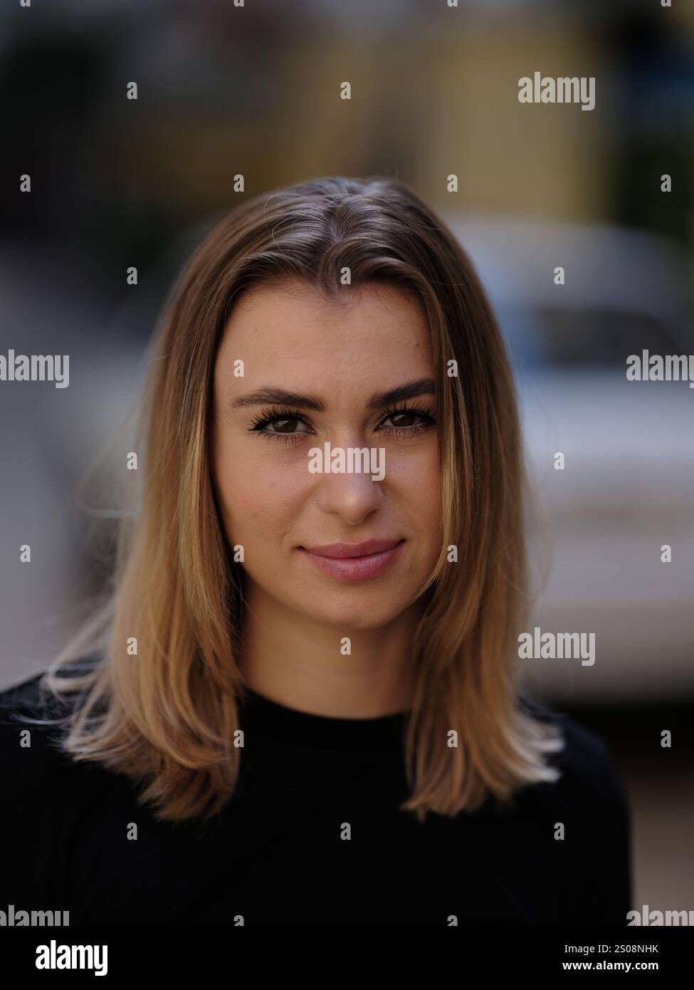Odessa, Oblast Odessa, Ukraine. September 2022. Porträt einer schönen Frau auf der Straße. Stockfoto