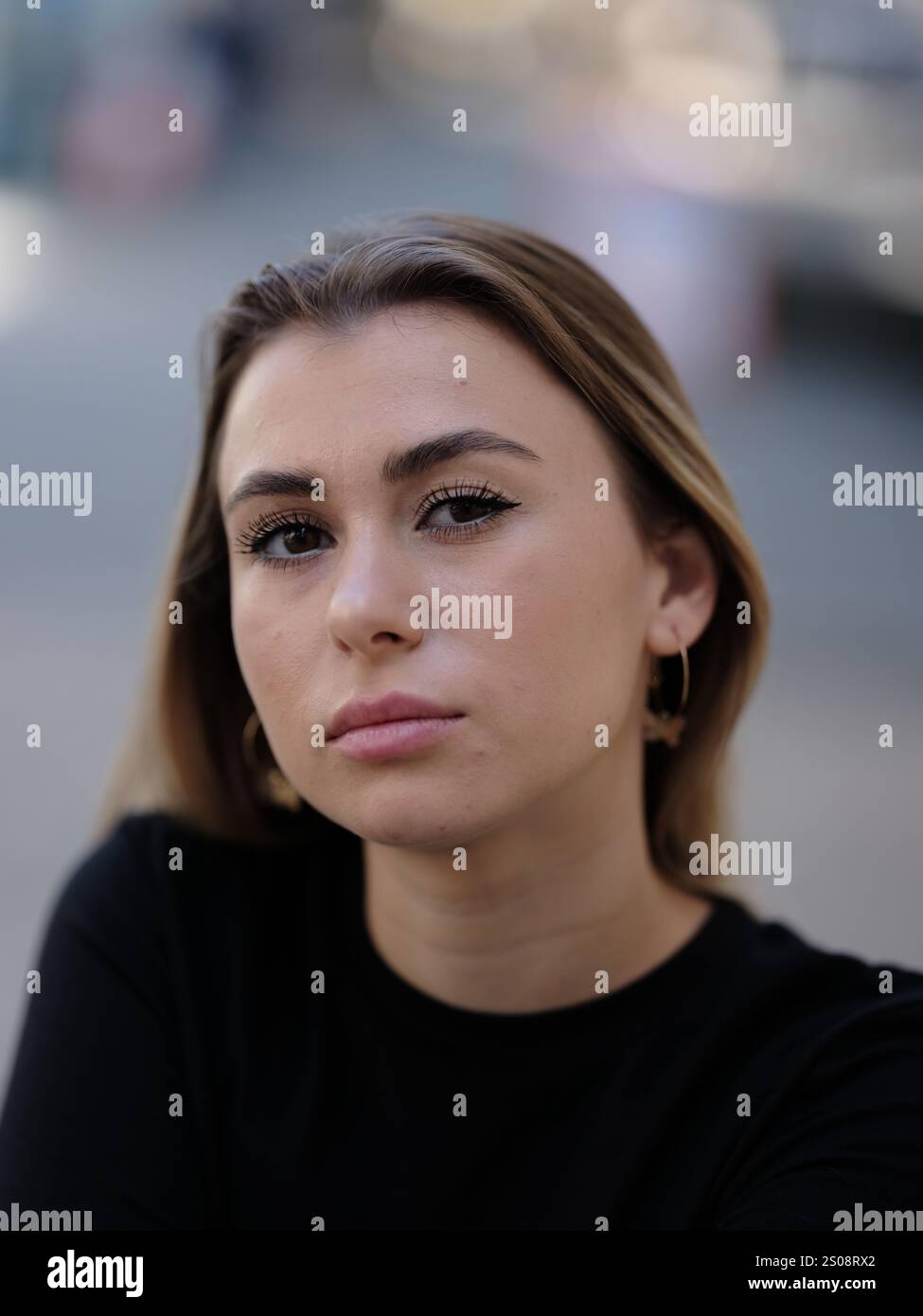 Odessa, Oblast Odessa, Ukraine. September 2022. Porträt einer schönen Frau auf der Straße. Stockfoto