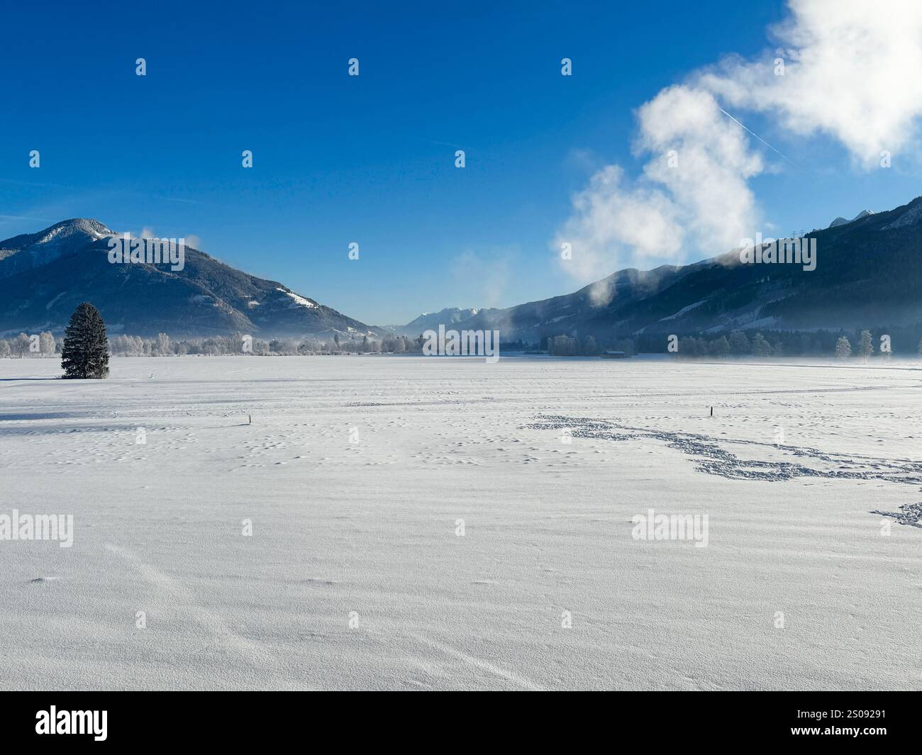 Schneefeld und blauer Himmel in Kaprun, Österreich Stockfoto