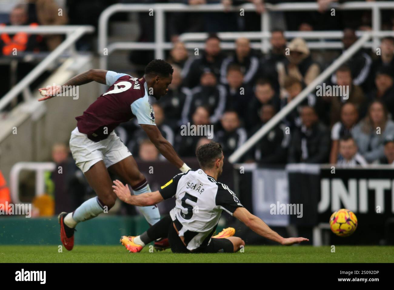 NAsto Villa's Jho Durá fouls Schlosspark Uited's Fabia Schär resultig i Asto Villa's Jho Durá beig rot kardiert. Während des Premier League-Spiels zwischen Newcast Stockfoto
