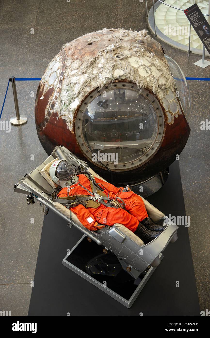 KALUGA, RUSSLAND - 14. JULI 2024: Abstiegsfahrzeug und Abwurfsitz des Raumschiffs Wostok-5. Museum der Geschichte der Kosmonautik. Kaluga. Stockfoto