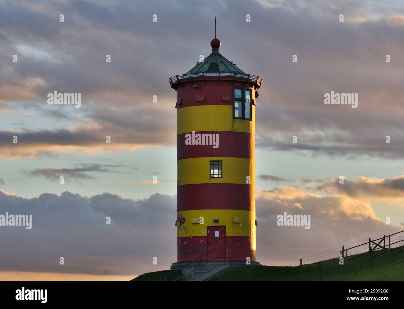 Der Pilsum Leuchtturm ist ein Leuchtturm am Nordseedeich. Der Leuchtturm ist eines der berühmtesten Wahrzeichen in Ostfriesland. Stockfoto