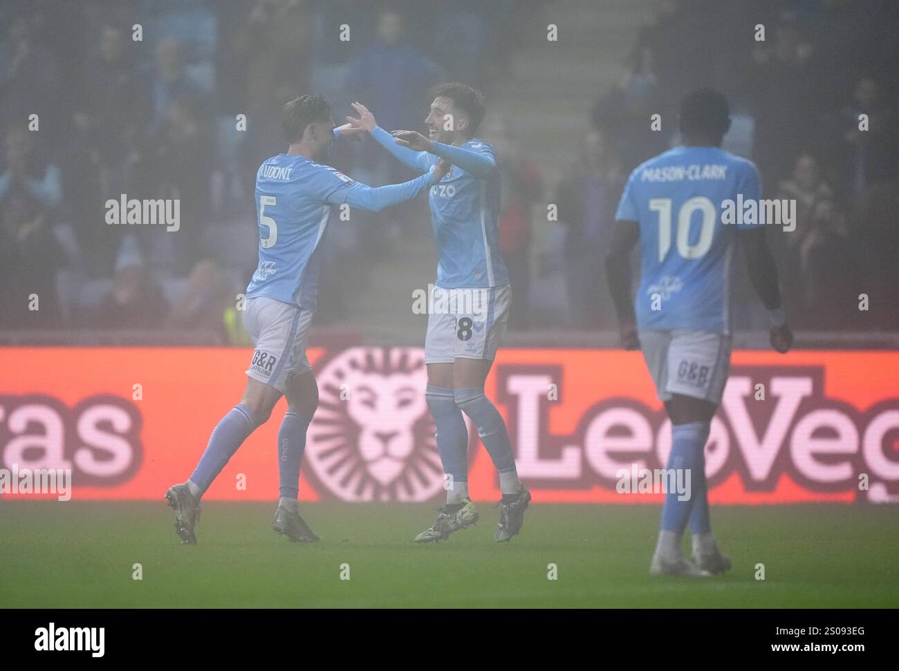 Josh Eccles (Mitte) von Coventry City feiert, nachdem er sein Team beim Sky Bet Championship-Spiel in der Coventry Building Society Arena in Coventry viertes Tor erzielt hat. Bilddatum: Donnerstag, 26. Dezember 2024. Stockfoto