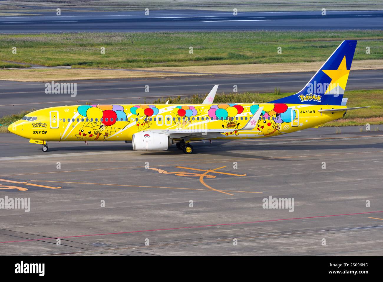 Japan – Tokio, 21. November 2024: Skymark Airlines (Pokémon-Lackierung) Boeing 737-800 in Japan Stockfoto