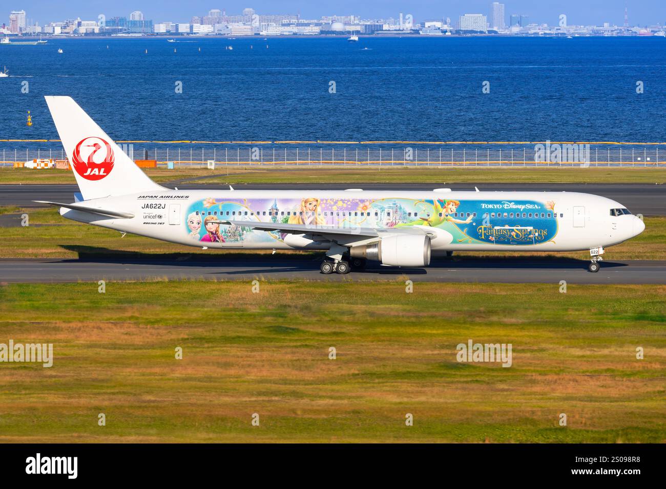 Japan – Tokio, 21. November 2024: JAL Japan Airlines (Tokyo DisneySea Livery) B767 in Japan Stockfoto