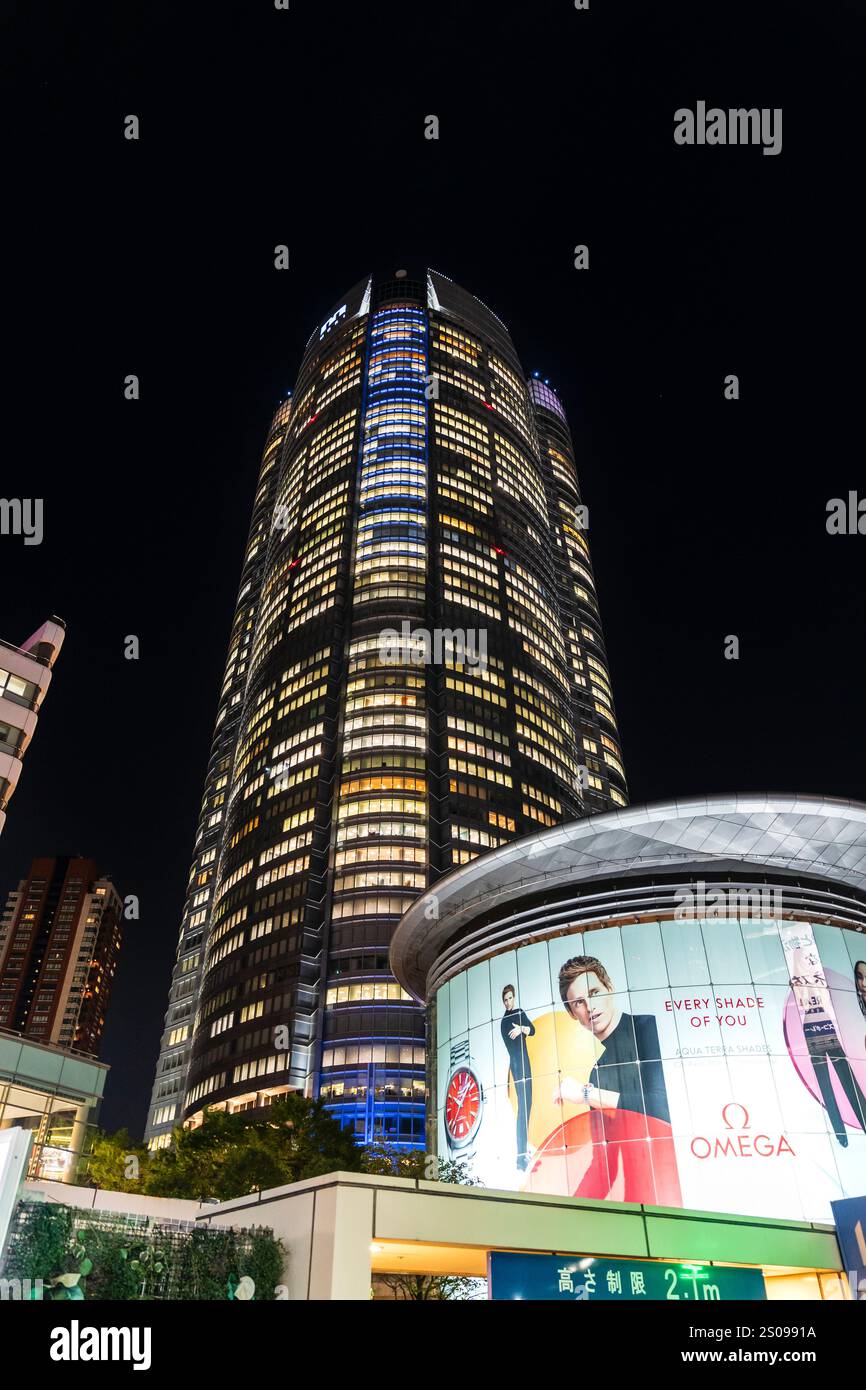 Das Metro hat Einkaufszentrum mit dem riesigen Roppongi Hill Mori Tower, der nachts im Roppongi Viertel von Tokio thront. Stockfoto