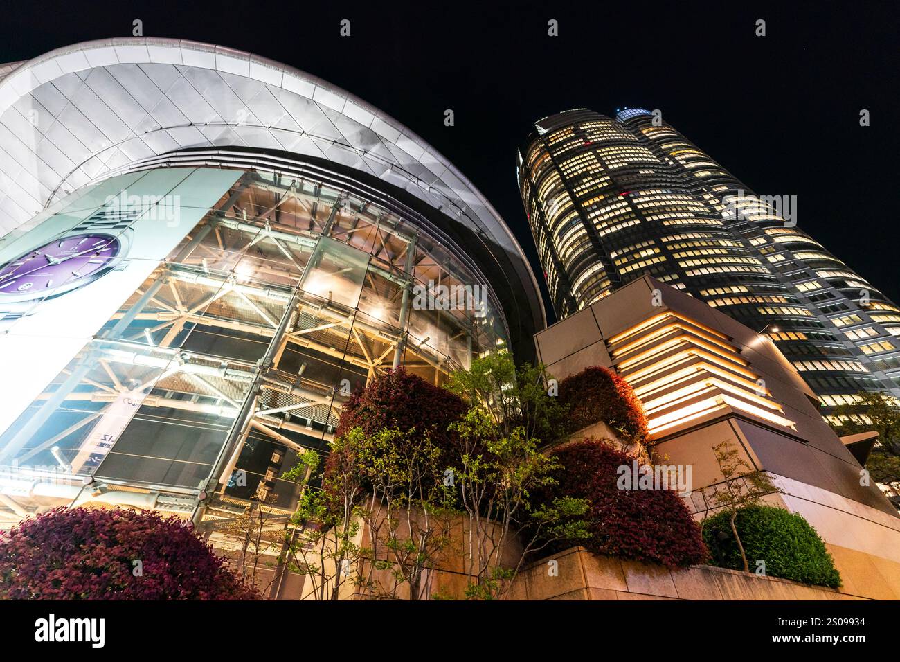 Das Metro hat Einkaufszentrum mit dem riesigen Roppongi Hill Mori Tower, der nachts im Roppongi Viertel von Tokio thront. Stockfoto