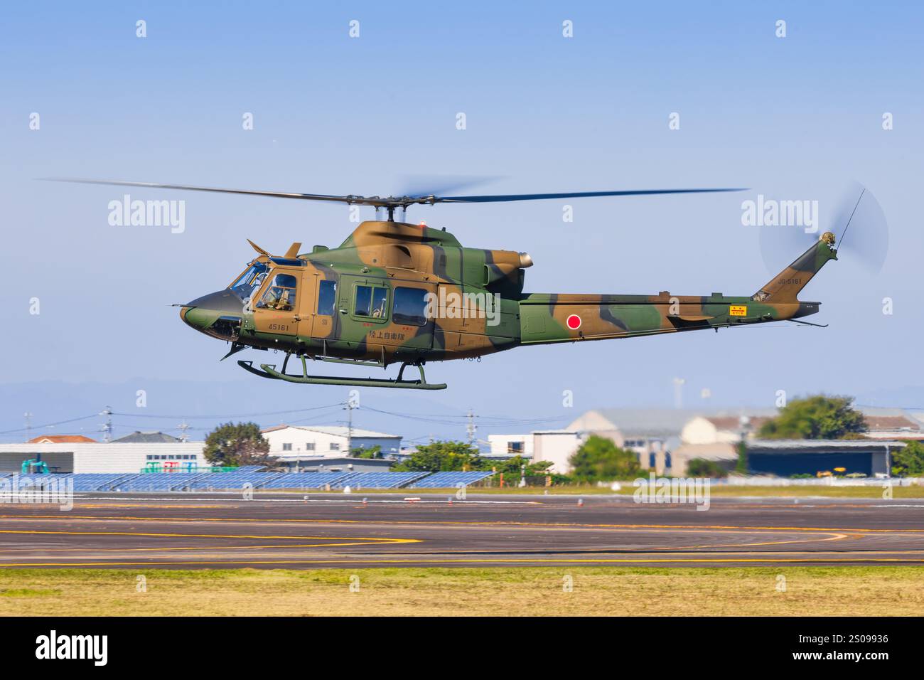 Japan, auf dem Luftwaffenstützpunkt Akeno 19. November 2024: Subaru-Bell UH-2 auf dem Luftwaffenstützpunkt Akeno in Japa Stockfoto
