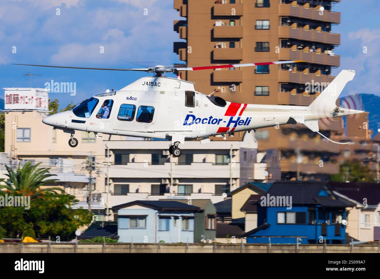 Japan, am 14. November 2024: Agusta A109S Grand vom Central Helicopter Service auf der Nagoya Air Base in Japan Stockfoto