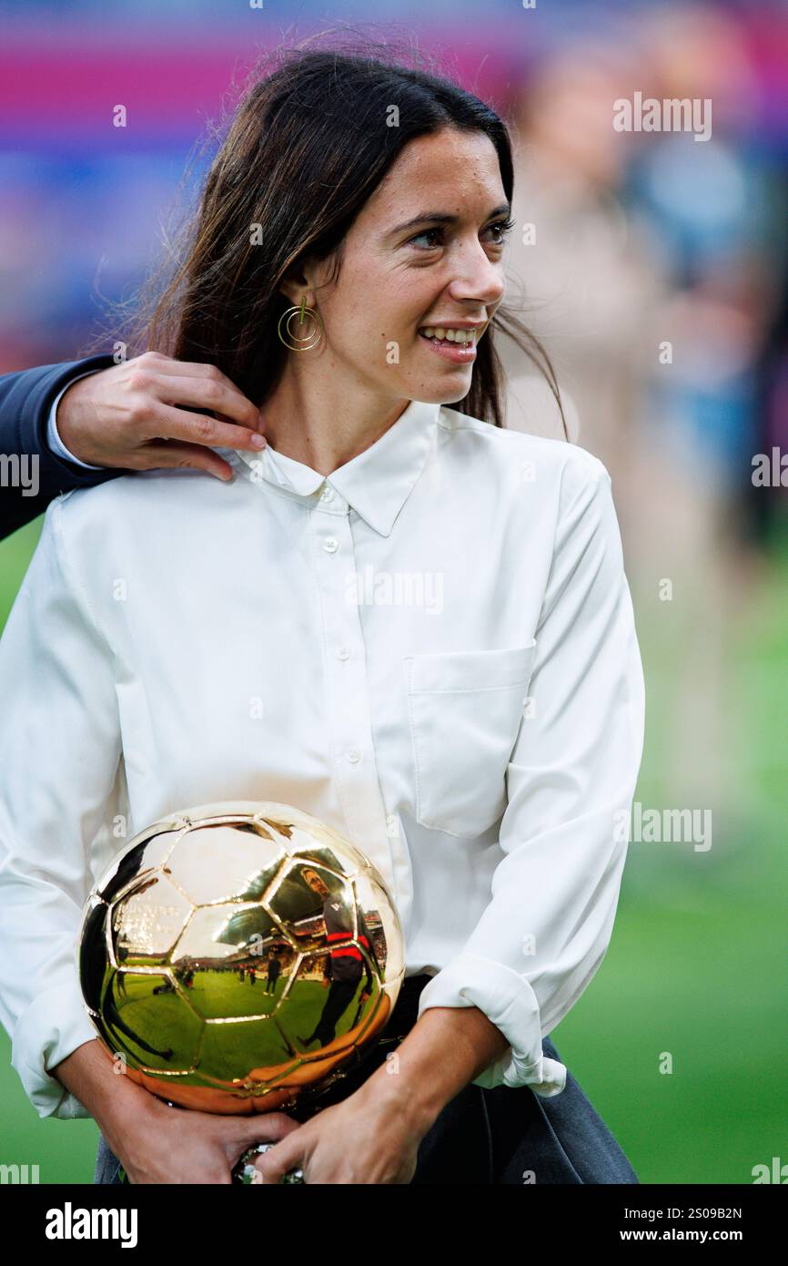 Barcelona, Spanien. November 2024. Aitana Bonmati posiert mit der Trophäe Ballon d'Or vor dem LaLiga EA Sports Spiel zwischen FC Barcelona und RC Stockfoto