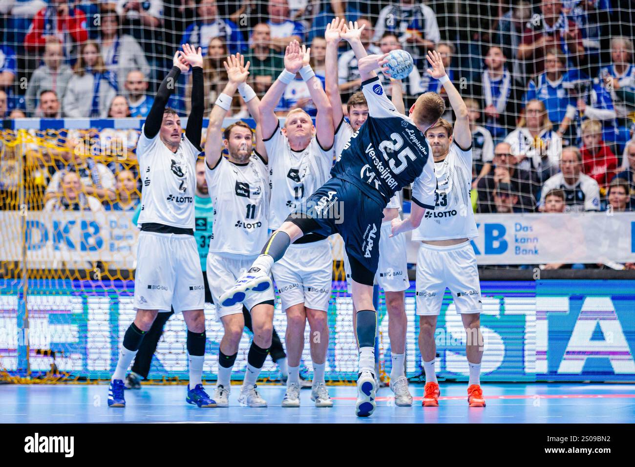 Einlaufen THW Kiel GER, TBV Lemgo Lippe vs. THW Kiel, Handball, 1. Bundesliga 17. Spieltag, Spielzeit 2024/2025, 26.12.2024 Foto: Eibner-Pressefoto/Jan Rollinger Stockfoto