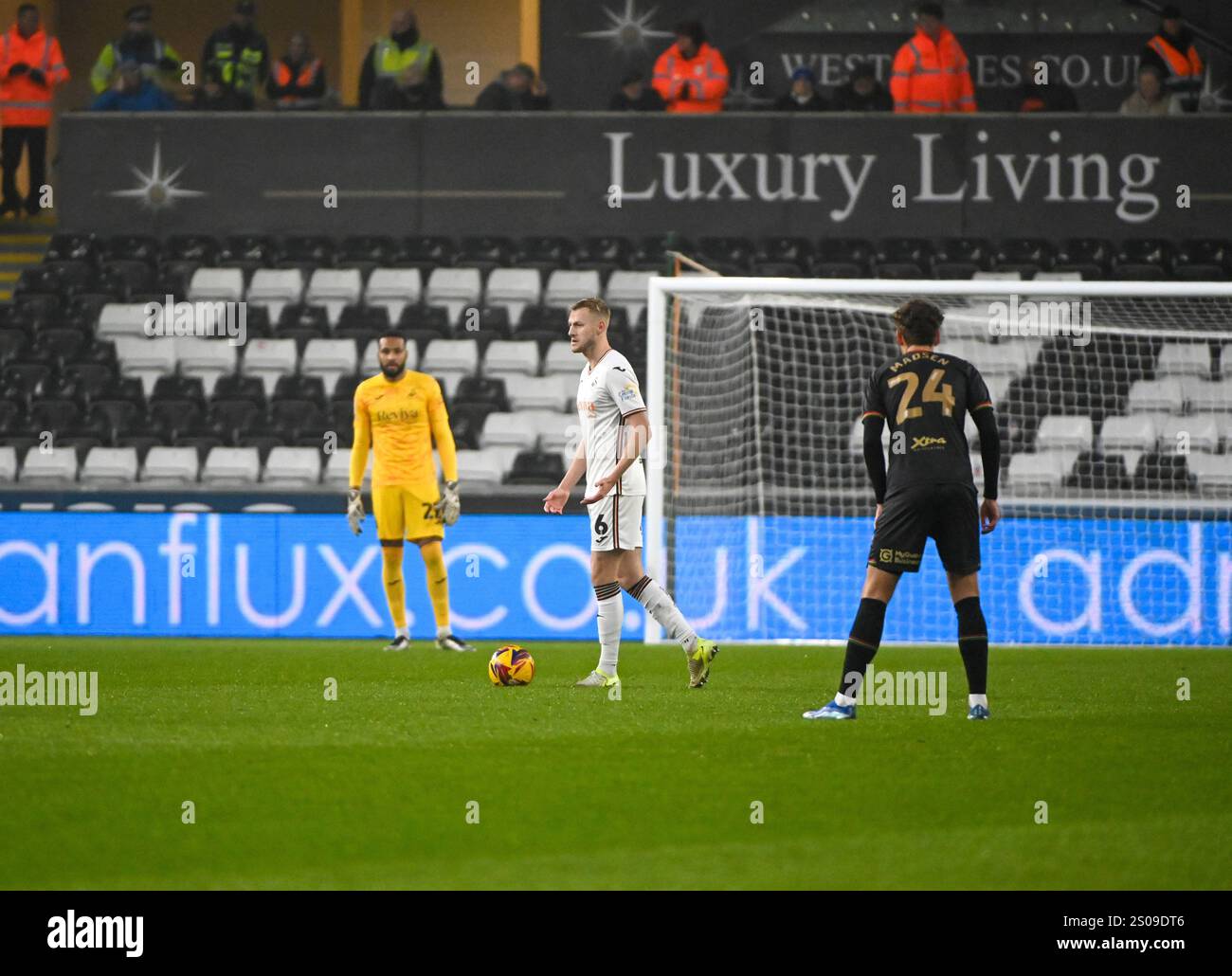 Swansea.com Stadium, Swansea, Großbritannien. Dezember 2024. EFL Championship Football, Swansea City gegen Queens Park Rangers; Harry Darling aus Swansea City auf der Suche nach einem Pass Credit: Action Plus Sports/Alamy Live News Stockfoto