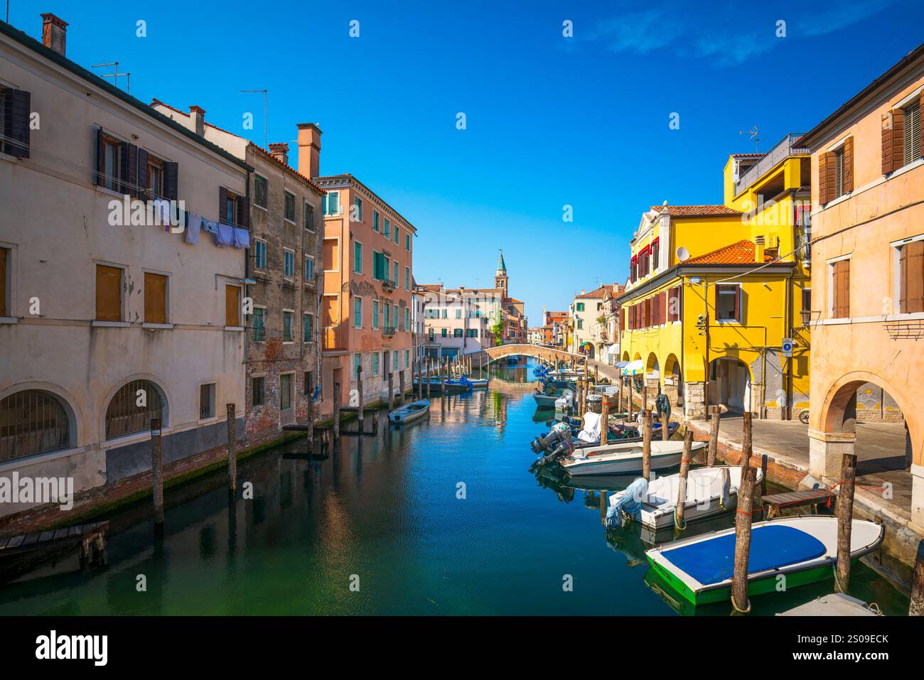 Chioggia Stadt in der venezianischen Lagune, Brücke auf dem Kanal und Boote. Provinz Venedig, Region Venetien, Italien, Europa Stockfoto