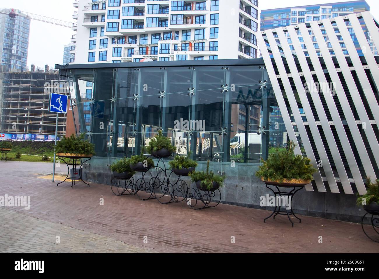 Weißrussland, Minsk - 26, 12, 2024: Es gibt ein großes und beeindruckendes Gebäude mit einem wunderschön dekorierten Weihnachtsbaum, der rechts oben steht Stockfoto