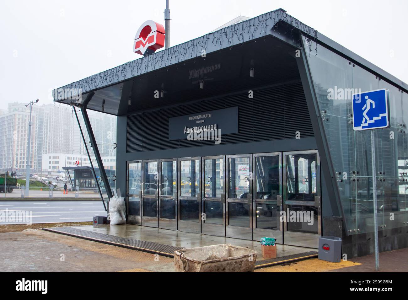 Weißrussland, Minsk - 26, 12, 2024: Es gibt ein großes Gebäude mit einem Schild auf der Außenfläche, das die U-Bahn-Aufschrift trägt und deutlich auf i hinweist Stockfoto