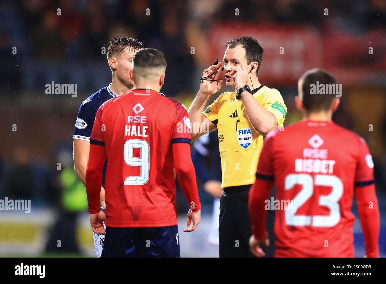 Dens Park, Dundee, Großbritannien. Dezember 2024. Scottish Premiership Football, Dundee gegen Ross County; Schiedsrichter Don Robertson spricht mit Ryan Astley aus Dundee und Ronan Hale aus Ross County Credit: Action Plus Sports/Alamy Live News Stockfoto