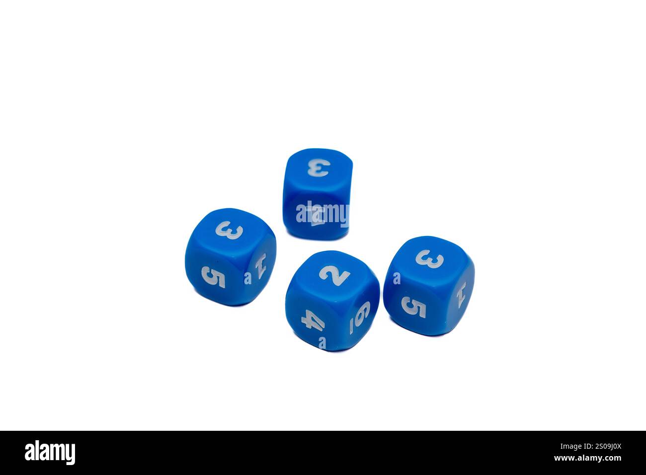 Vier blaue Würfel auf weißem Hintergrund – minimalistisches Stockbild für Spiele und Glücksspiele Stockfoto