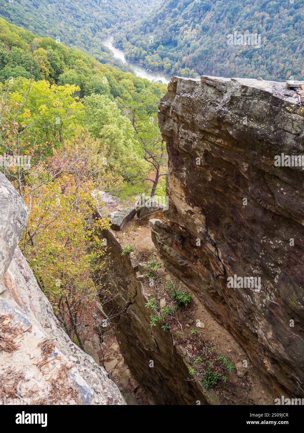 Eine steile Schlucht von Klippen definiert die zerklüftete Landschaft eines Klettergebiets im New River Gorge National Park, West Virginia, und zeigt das Abenteuer des Parks Stockfoto