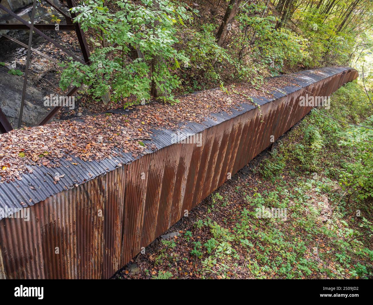 Im New River Gorge National Park, einem verwitterten Gebäude aus rostigem Metall, ist das Eisenbahnverkehrssystem untergebracht, das einst Kohle die Berge hinaufführte Stockfoto