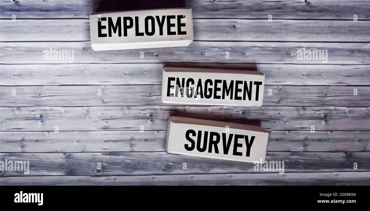 Text der Umfrage zur emotionalen Mitarbeiterbindung mit Holzklötzen Stockfoto