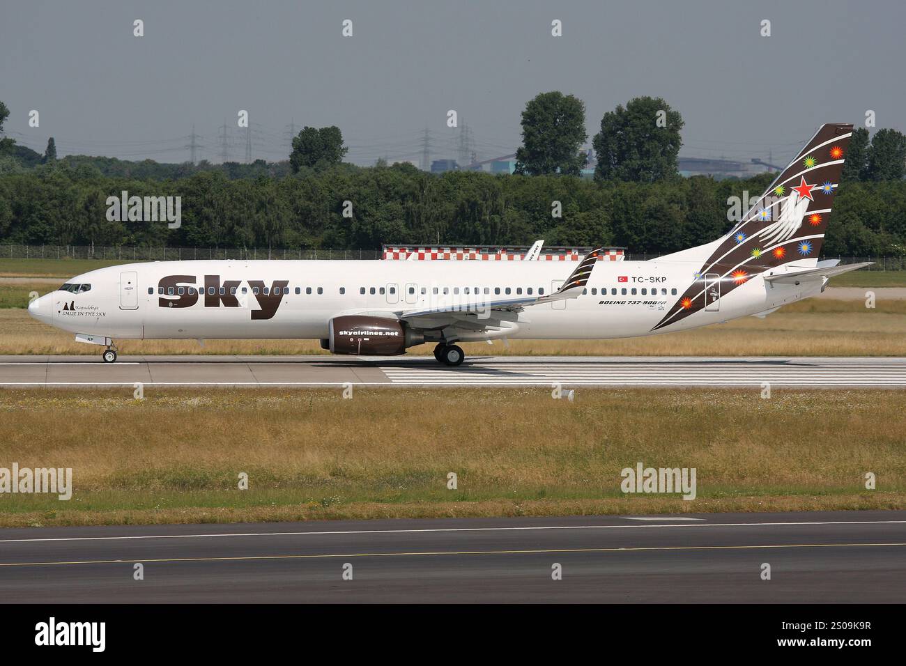 Turkish Sky Airlines Boeing 737-900 mit Registrierung TC-SKP auf der Start- und Landebahn am Flughafen Düsseldorf Stockfoto
