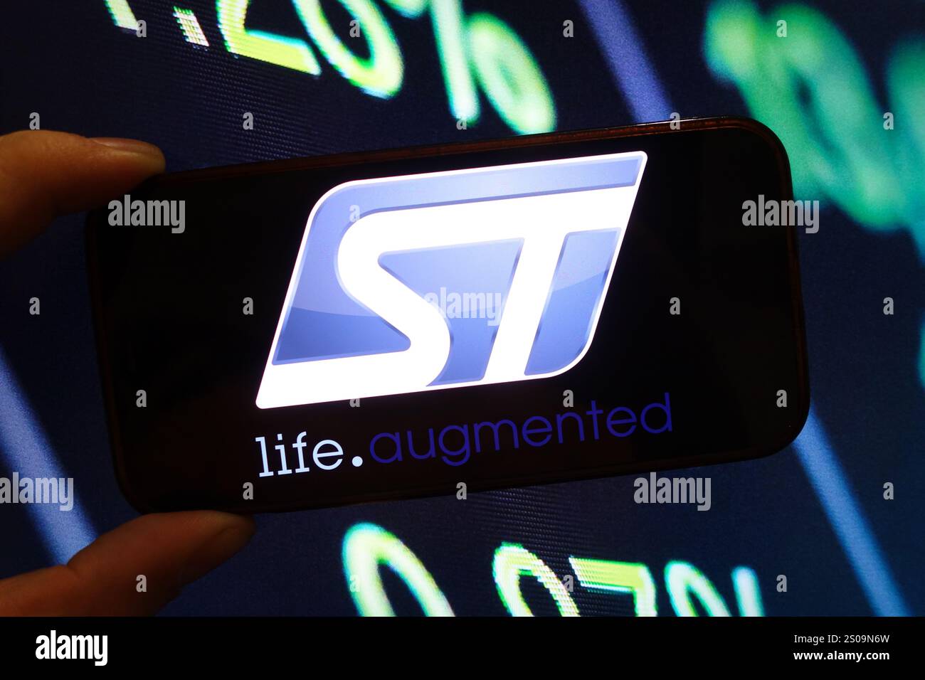Polen. Dezember 2024. In dieser Fotoabbildung wird das Firmenlogo von STMicroelectronics auf einem Smartphone-Bildschirm angezeigt. Quelle: SOPA Images Limited/Alamy Live News Stockfoto
