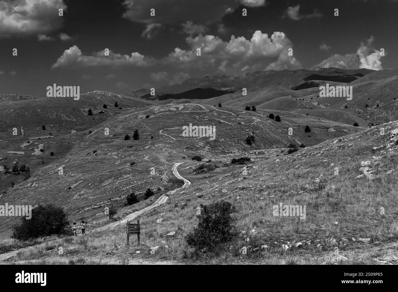Schwarz-weiße Landschaft mit dramatischem Himmel und kargen Hügeln, die die zeitlose Schönheit und das Wesen der Natur einfangen Stockfoto