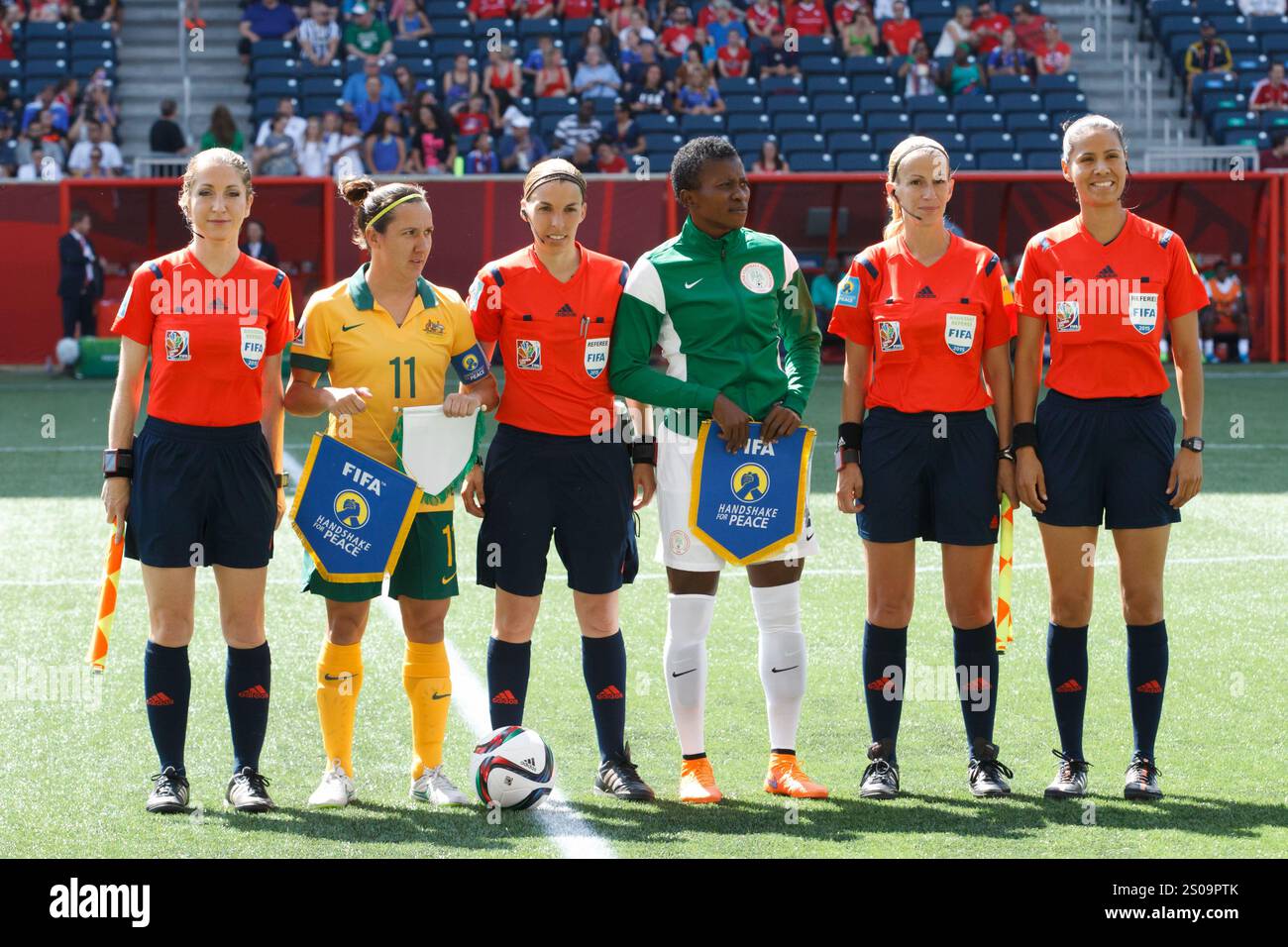 WINNIPEG, KANADA – 12. JUNI: Die australische Mannschaftskapitän Lisa de Vanna (11) und die nigerianische Mannschaftskapitän Evelyn Nwabuoku stehen vor dem Spiel der Gruppe D der FIFA Frauen im Winnipeg Stadium in Winnipeg, Kanada, am 12. Juni 2015 an der Spitze des amtierenden Teams an. Nur redaktionelle Verwendung. Kommerzielle Nutzung verboten. (Foto: Jonathan Paul Larsen / Diadem Images) Stockfoto