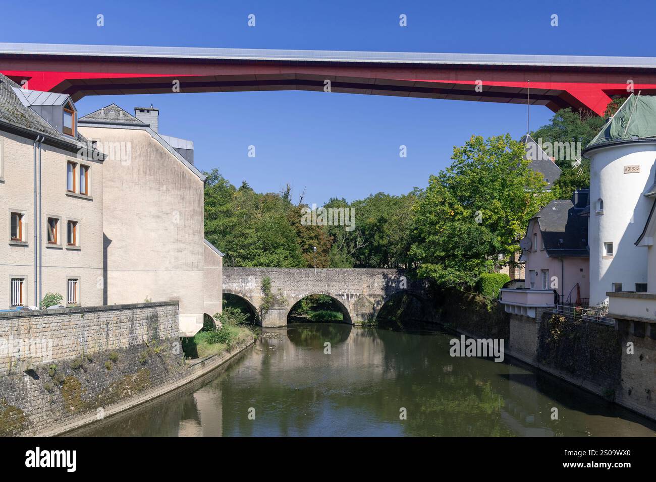 Luxemburg-Stadt - die Brücke der Großherzogin Charlotte, eine rote Brücke, die das Stadtzentrum mit dem Kirchberg-Viertel oberhalb des Alzette-Tals verbindet. Stockfoto